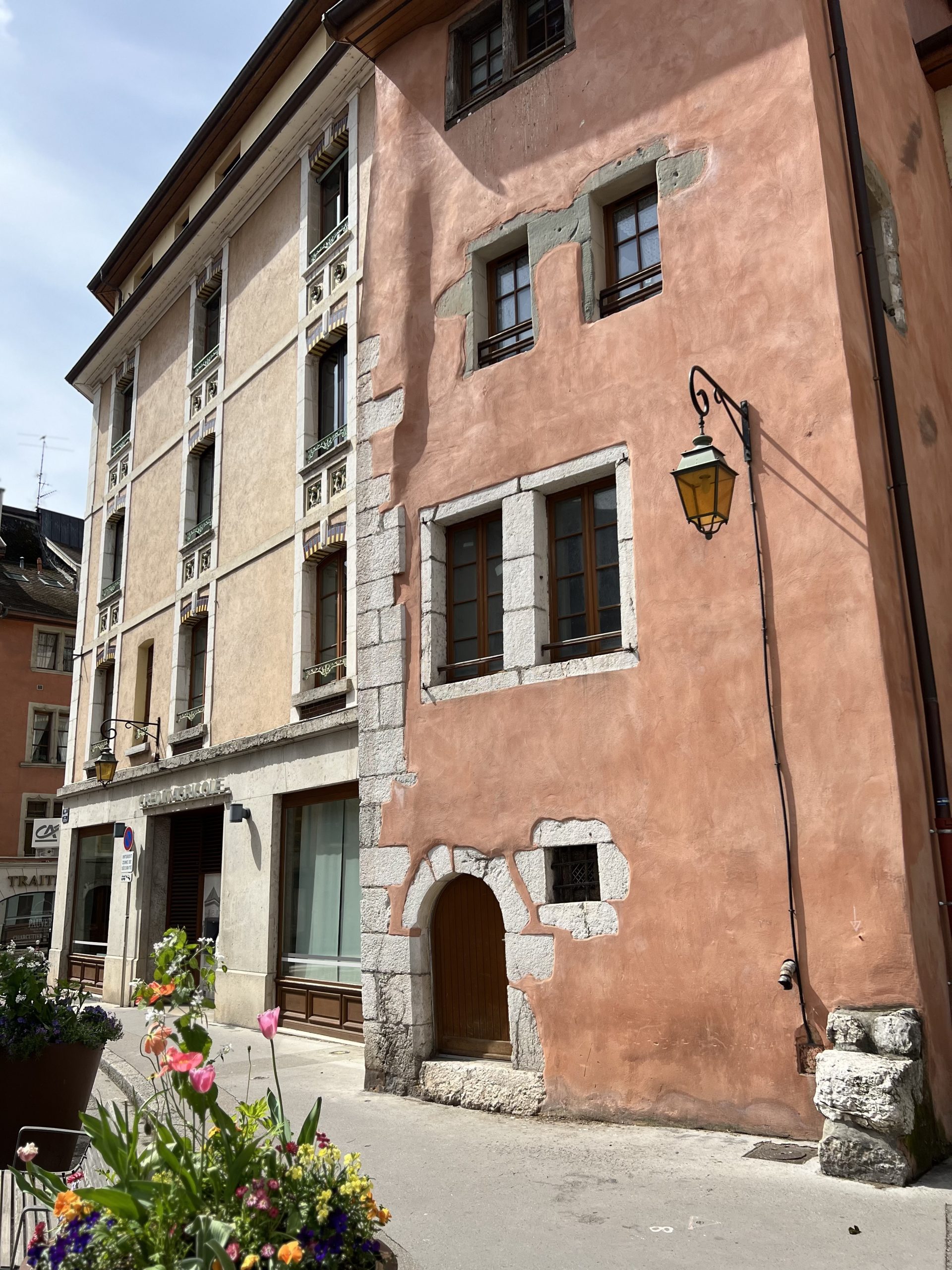 beautiful buildings in annecy france